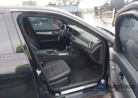 2013 Mercedes-Benz C 250 Sport z USA, uszkodzony, nr VIN WDDGF4HB2DF972380